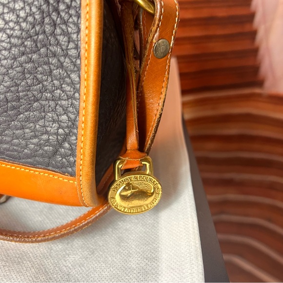 Dooney & Bourke Black and Tan Leather Crossbody Shoulder Bag, great condition - Picture 7 of 17